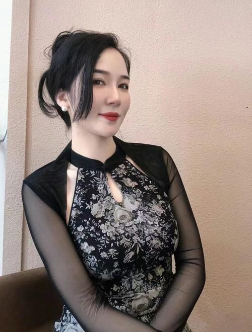 成熟风韵亚洲少妇的时尚穿搭指南，熟女穿搭技巧，亚洲少妇气质搭配