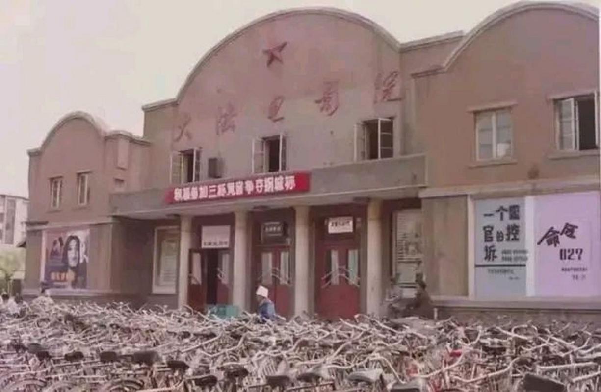 亲嘴一边揉一边往下摸的相关介绍