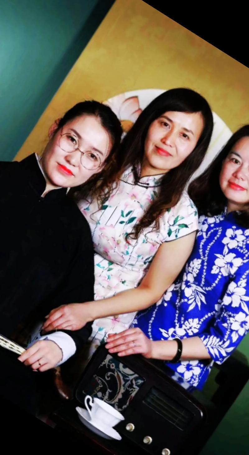 男女一边亲一边摸的相关介绍