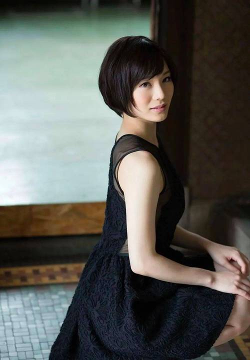 女性下面流黄色分泌物用什么药的相关介绍