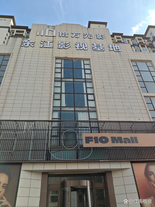 男女一边亲一边摸.的相关介绍